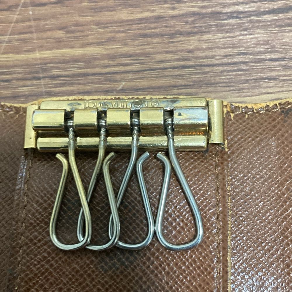 Louis Vuitton Monogram 4 Key Multicles Holder. - Picture 10 of 11